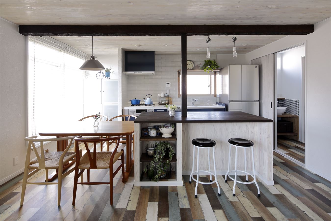 床材と飾り梁でダイニングキッチンをアートな空間に