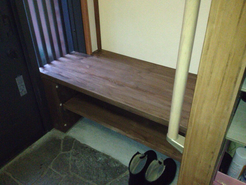 玄関へベンチを造作 Sa029 Okuta リフォーム マンションリフォームならlohas Studio ロハススタジオ Presented By Okuta オクタ