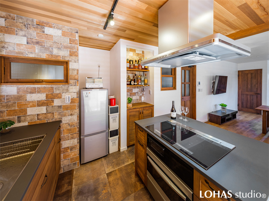 自然素材をたっぷりと使用し、意匠にも凝ったキッチン周り