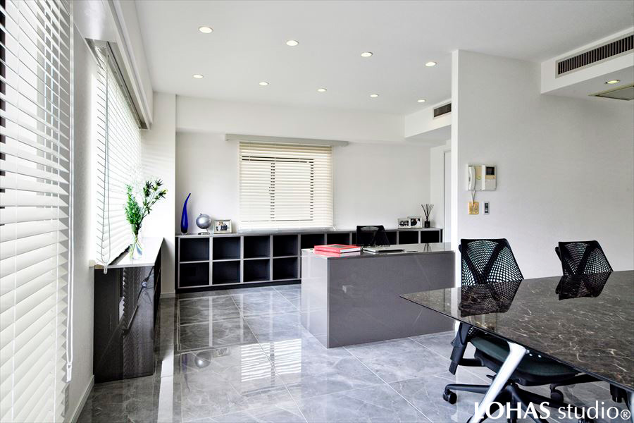 間には仕切りを作り、打ち合わせ時にも気兼ねなくスペースを活用できる