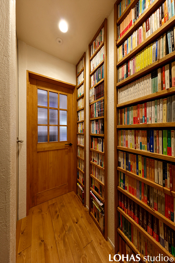 納戸収納へ向かう廊下上に作られた蔵書スペースの様子
